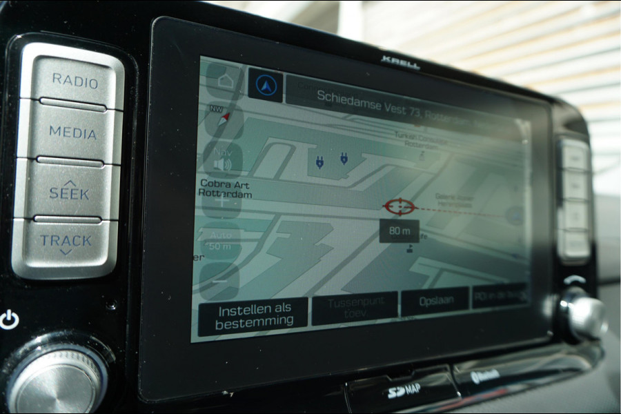 Hyundai Kona EV Premium 64 kWh | SOH 99.2% | Trekhaak | Leer | Adaptive + Lane + Blindspot | Premium Audio + Apple + All Season banden | Dealer onderhouden