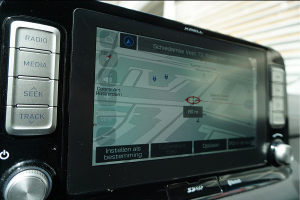 Hyundai Kona EV Premium 64 kWh | SOH 99.2% | Trekhaak | Leer | Adaptive + Lane + Blindspot | Premium Audio + Apple + All Season banden | Dealer onderhouden