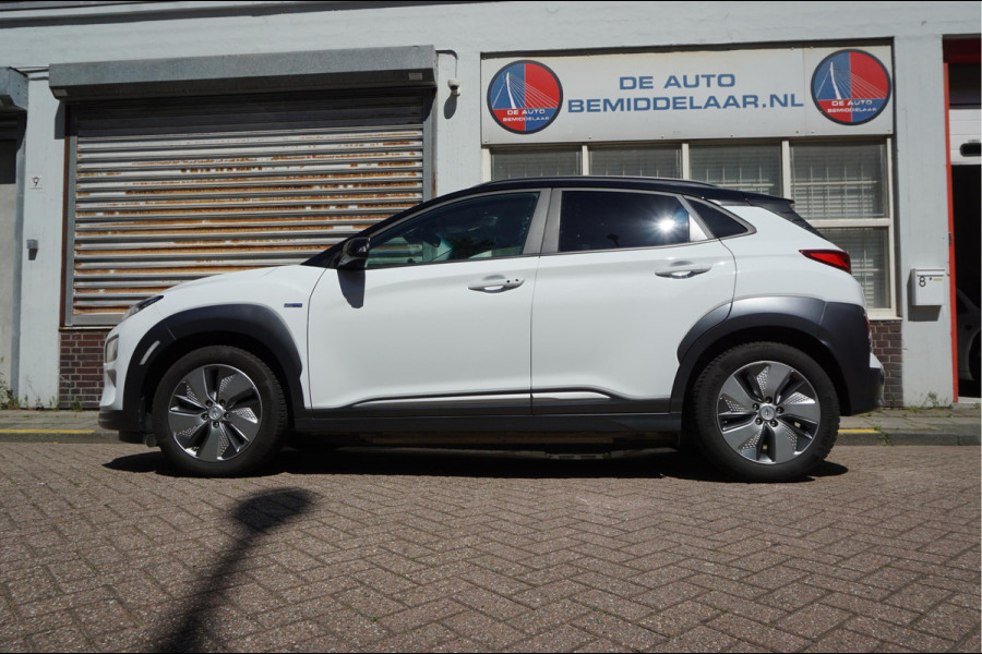 Hyundai Kona EV Premium 64 kWh | SOH 99.2% | Trekhaak | Leer | Adaptive + Lane + Blindspot | Premium Audio + Apple + All Season banden | Dealer onderhouden