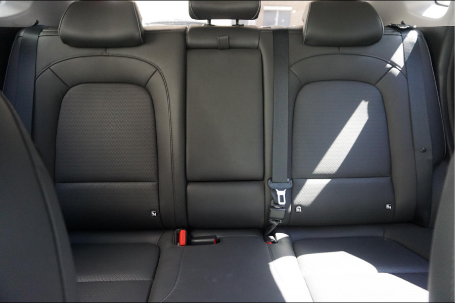 Hyundai Kona EV Premium 64 kWh | SOH 99.2% | Trekhaak | Leer | Adaptive + Lane + Blindspot | Premium Audio + Apple + All Season banden | Dealer onderhouden