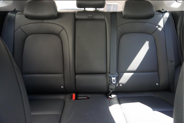 Hyundai Kona EV Premium 64 kWh | SOH 99.2% | Trekhaak | Leer | Adaptive + Lane + Blindspot | Premium Audio + Apple + All Season banden | Dealer onderhouden
