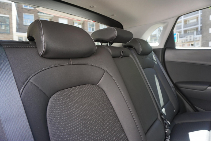 Hyundai Kona EV Premium 64 kWh | SOH 99.2% | Trekhaak | Leer | Adaptive + Lane + Blindspot | Premium Audio + Apple + All Season banden | Dealer onderhouden