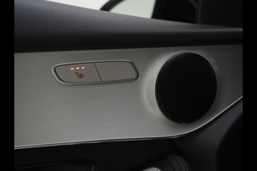 Mercedes-Benz GLC Coupé 300e 4MATIC AMG | Leder/Alcantara | Camera | Stoelverwarming | Sportstuur | Cruise | DAB | Carplay