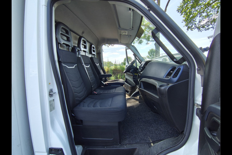 Iveco Daily 35C16H 2.3 410 Automaat Meubelbak 3-Persoons Euro 6 Camera Navi Bluetooth Airco Cruise Control Led Lat om Lat betimmering Achterdeuren 1e Eigenaar Toegestane max. massa voertuig 3500 kg