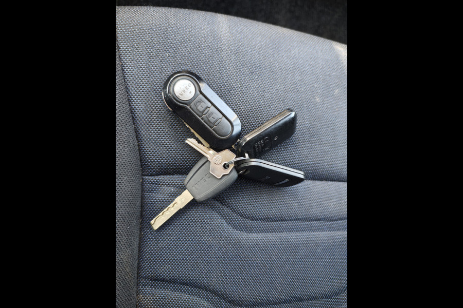 Iveco Daily 35C16H 2.3 410 Automaat Meubelbak 3-Persoons Euro 6 Camera Navi Bluetooth Airco Cruise Control Led Lat om Lat betimmering Achterdeuren 1e Eigenaar Toegestane max. massa voertuig 3500 kg