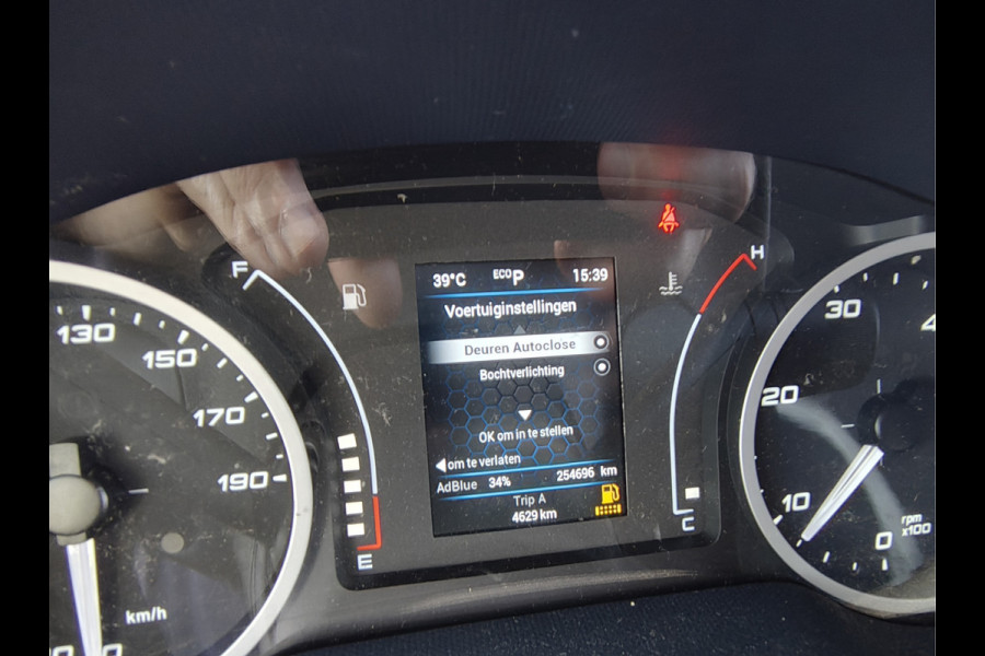 Iveco Daily 35C16H 2.3 410 Automaat Meubelbak 3-Persoons Euro 6 Camera Navi Bluetooth Airco Cruise Control Led Lat om Lat betimmering Achterdeuren 1e Eigenaar Toegestane max. massa voertuig 3500 kg