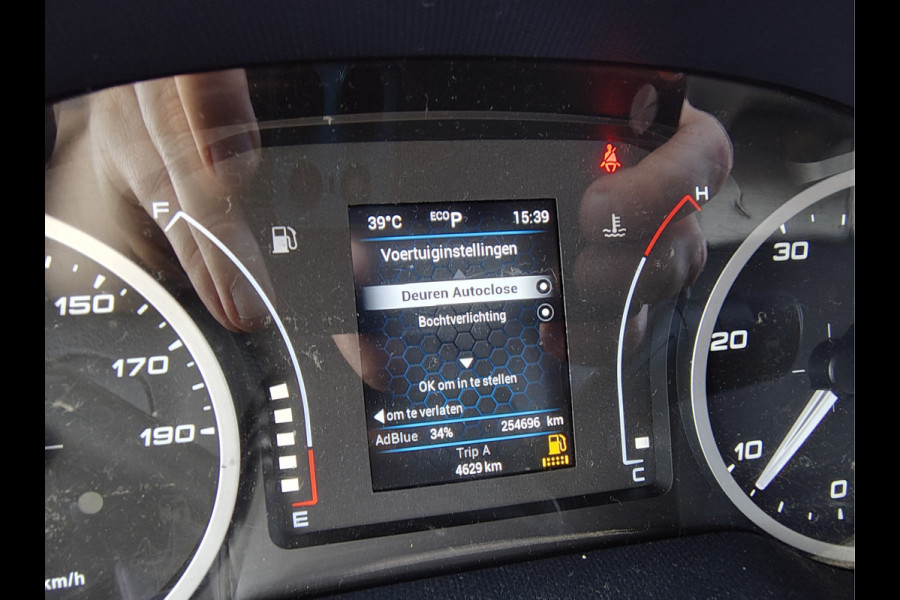 Iveco Daily 35C16H 2.3 410 Automaat Meubelbak 3-Persoons Euro 6 Camera Navi Bluetooth Airco Cruise Control Led Lat om Lat betimmering Achterdeuren 1e Eigenaar Toegestane max. massa voertuig 3500 kg