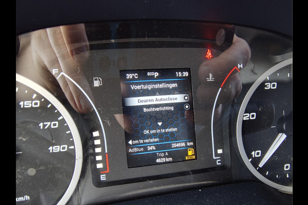 Iveco Daily 35C16H 2.3 410 Automaat Meubelbak 3-Persoons Euro 6 Camera Navi Bluetooth Airco Cruise Control Led Lat om Lat betimmering Achterdeuren 1e Eigenaar Toegestane max. massa voertuig 3500 kg