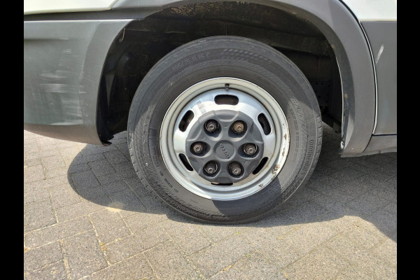 Iveco Daily 35C16H 2.3 410 Automaat Meubelbak 3-Persoons Euro 6 Camera Navi Bluetooth Airco Cruise Control Led Lat om Lat betimmering Achterdeuren 1e Eigenaar Toegestane max. massa voertuig 3500 kg