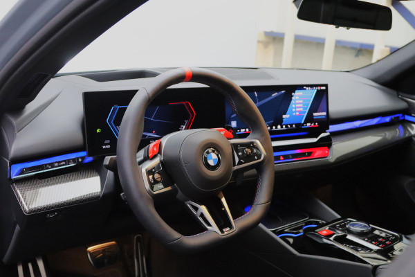BMW M5 Touring 728 PK PHEV, M-Drivers Pack, Panoramadak, B&W Sound, Trekhaak, Carbon Int, Driv. Ass. Prof, Comfort Pack
