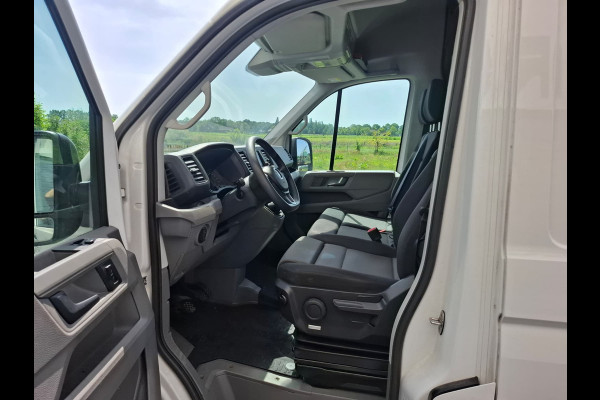 Volkswagen Crafter 35 2.0TDI L3H3 3-Persoons Camera Navi Cruise Control Voorruitverwarming Pdc DAB+ Bluetooth Airco Highline Betonplex vloer Wandbetimmering Schuifdeur Regen-Lichtsensor 2.500KG Trekgewicht Origineel Nederlandse Auto