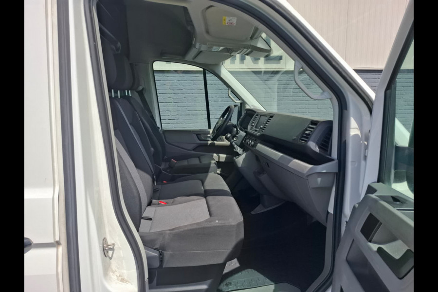 Volkswagen Crafter 35 2.0TDI L3H3 3-Persoons Camera Navi Cruise Control Voorruitverwarming Pdc DAB+ Bluetooth Airco Highline Betonplex vloer Wandbetimmering Schuifdeur Regen-Lichtsensor 2.500KG Trekgewicht Origineel Nederlandse Auto