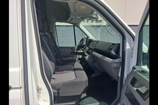 Volkswagen Crafter 35 2.0TDI L3H3 3-Persoons Camera Navi Cruise Control Voorruitverwarming Pdc DAB+ Bluetooth Airco Highline Betonplex vloer Wandbetimmering Schuifdeur Regen-Lichtsensor 2.500KG Trekgewicht Origineel Nederlandse Auto