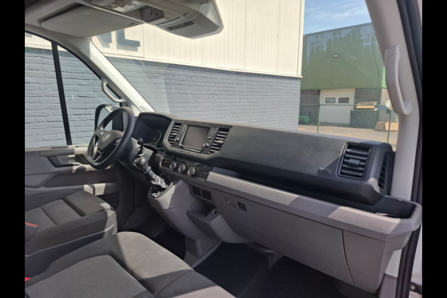 Volkswagen Crafter 35 2.0TDI L3H3 3-Persoons Camera Navi Cruise Control Voorruitverwarming Pdc DAB+ Bluetooth Airco Highline Betonplex vloer Wandbetimmering Schuifdeur Regen-Lichtsensor 2.500KG Trekgewicht Origineel Nederlandse Auto