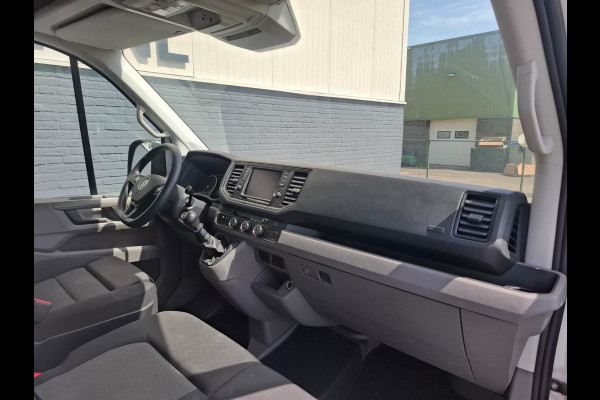 Volkswagen Crafter 35 2.0TDI L3H3 3-Persoons Camera Navi Cruise Control Voorruitverwarming Pdc DAB+ Bluetooth Airco Highline Betonplex vloer Wandbetimmering Schuifdeur Regen-Lichtsensor 2.500KG Trekgewicht Origineel Nederlandse Auto
