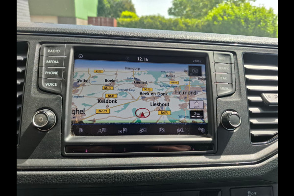 Volkswagen Crafter 35 2.0TDI L3H3 3-Persoons Camera Navi Cruise Control Voorruitverwarming Pdc DAB+ Bluetooth Airco Highline Betonplex vloer Wandbetimmering Schuifdeur Regen-Lichtsensor 2.500KG Trekgewicht Origineel Nederlandse Auto