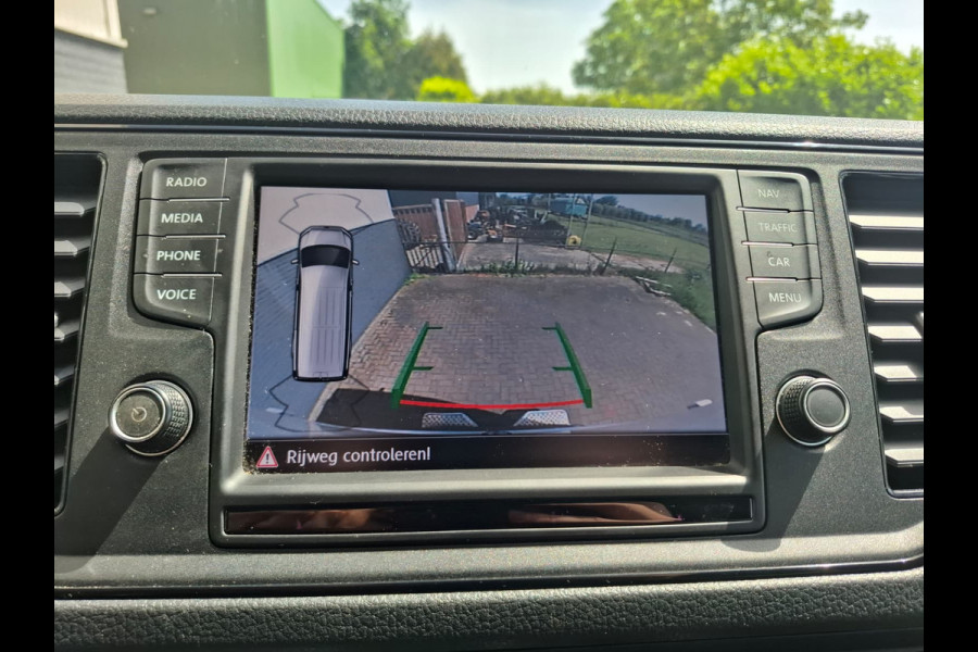 Volkswagen Crafter 35 2.0TDI L3H3 3-Persoons Camera Navi Cruise Control Voorruitverwarming Pdc DAB+ Bluetooth Airco Highline Betonplex vloer Wandbetimmering Schuifdeur Regen-Lichtsensor 2.500KG Trekgewicht Origineel Nederlandse Auto