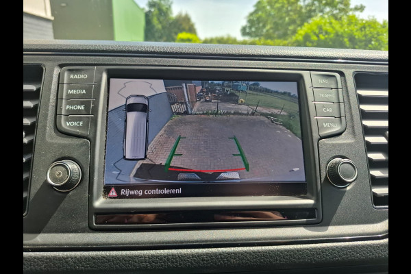 Volkswagen Crafter 35 2.0TDI L3H3 3-Persoons Camera Navi Cruise Control Voorruitverwarming Pdc DAB+ Bluetooth Airco Highline Betonplex vloer Wandbetimmering Schuifdeur Regen-Lichtsensor 2.500KG Trekgewicht Origineel Nederlandse Auto