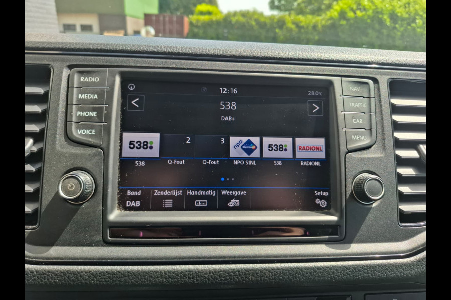 Volkswagen Crafter 35 2.0TDI L3H3 3-Persoons Camera Navi Cruise Control Voorruitverwarming Pdc DAB+ Bluetooth Airco Highline Betonplex vloer Wandbetimmering Schuifdeur Regen-Lichtsensor 2.500KG Trekgewicht Origineel Nederlandse Auto
