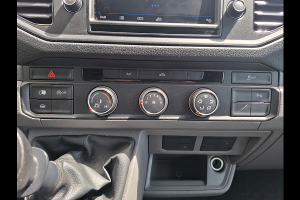 Volkswagen Crafter 35 2.0TDI L3H3 3-Persoons Camera Navi Cruise Control Voorruitverwarming Pdc DAB+ Bluetooth Airco Highline Betonplex vloer Wandbetimmering Schuifdeur Regen-Lichtsensor 2.500KG Trekgewicht Origineel Nederlandse Auto