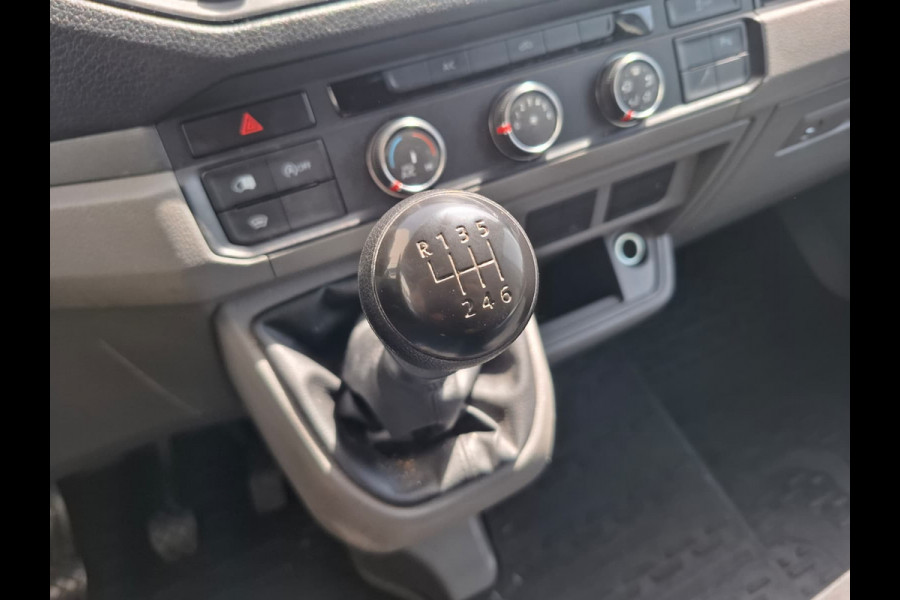 Volkswagen Crafter 35 2.0TDI L3H3 3-Persoons Camera Navi Cruise Control Voorruitverwarming Pdc DAB+ Bluetooth Airco Highline Betonplex vloer Wandbetimmering Schuifdeur Regen-Lichtsensor 2.500KG Trekgewicht Origineel Nederlandse Auto