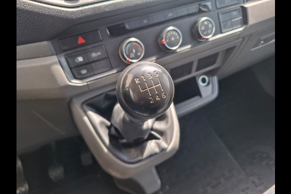 Volkswagen Crafter 35 2.0TDI L3H3 3-Persoons Camera Navi Cruise Control Voorruitverwarming Pdc DAB+ Bluetooth Airco Highline Betonplex vloer Wandbetimmering Schuifdeur Regen-Lichtsensor 2.500KG Trekgewicht Origineel Nederlandse Auto