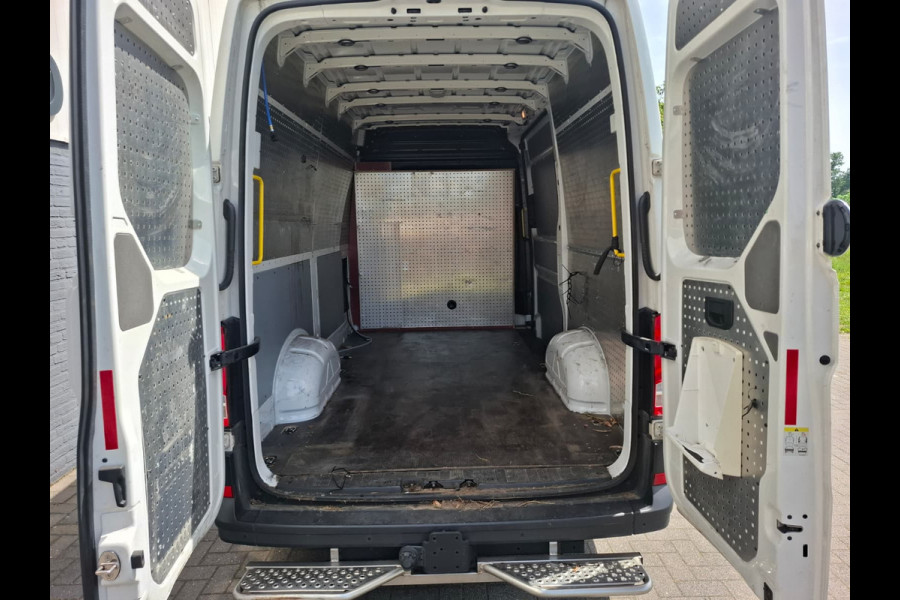 Volkswagen Crafter 35 2.0TDI L3H3 3-Persoons Camera Navi Cruise Control Voorruitverwarming Pdc DAB+ Bluetooth Airco Highline Betonplex vloer Wandbetimmering Schuifdeur Regen-Lichtsensor 2.500KG Trekgewicht Origineel Nederlandse Auto