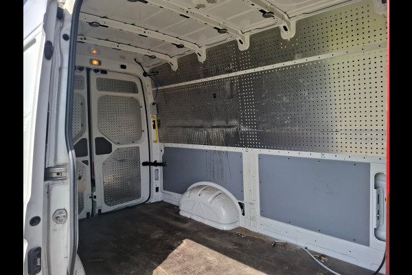 Volkswagen Crafter 35 2.0TDI L3H3 3-Persoons Camera Navi Cruise Control Voorruitverwarming Pdc DAB+ Bluetooth Airco Highline Betonplex vloer Wandbetimmering Schuifdeur Regen-Lichtsensor 2.500KG Trekgewicht Origineel Nederlandse Auto