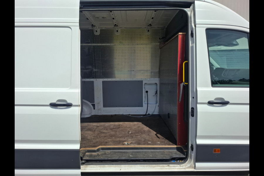 Volkswagen Crafter 35 2.0TDI L3H3 3-Persoons Camera Navi Cruise Control Voorruitverwarming Pdc DAB+ Bluetooth Airco Highline Betonplex vloer Wandbetimmering Schuifdeur Regen-Lichtsensor 2.500KG Trekgewicht Origineel Nederlandse Auto