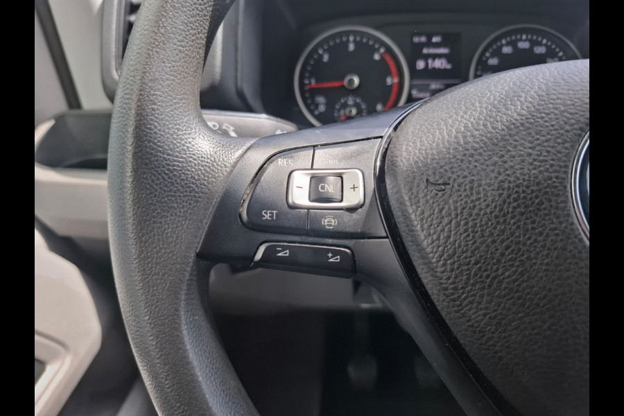 Volkswagen Crafter 35 2.0TDI L3H3 3-Persoons Camera Navi Cruise Control Voorruitverwarming Pdc DAB+ Bluetooth Airco Highline Betonplex vloer Wandbetimmering Schuifdeur Regen-Lichtsensor 2.500KG Trekgewicht Origineel Nederlandse Auto