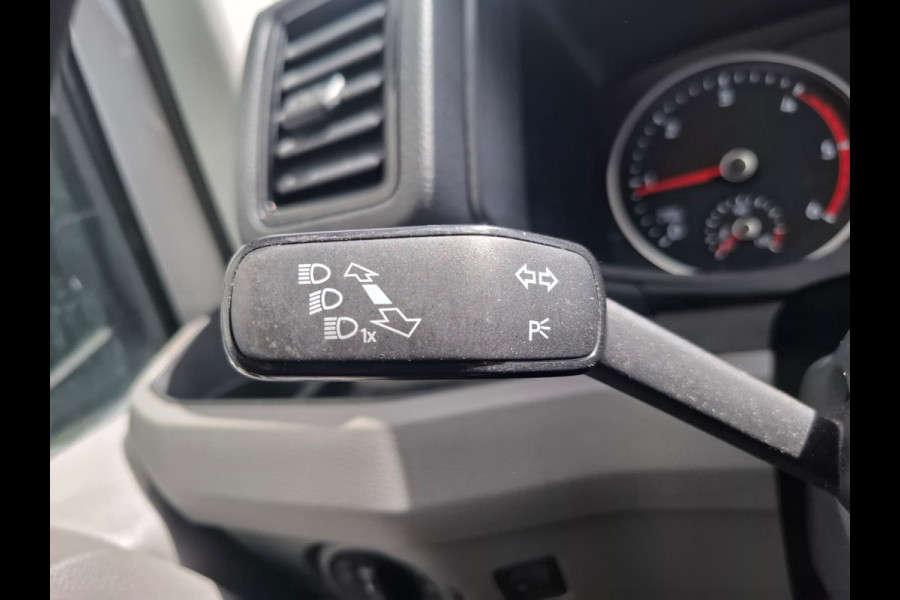 Volkswagen Crafter 35 2.0TDI L3H3 3-Persoons Camera Navi Cruise Control Voorruitverwarming Pdc DAB+ Bluetooth Airco Highline Betonplex vloer Wandbetimmering Schuifdeur Regen-Lichtsensor 2.500KG Trekgewicht Origineel Nederlandse Auto