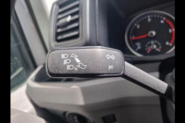Volkswagen Crafter 35 2.0TDI L3H3 3-Persoons Camera Navi Cruise Control Voorruitverwarming Pdc DAB+ Bluetooth Airco Highline Betonplex vloer Wandbetimmering Schuifdeur Regen-Lichtsensor 2.500KG Trekgewicht Origineel Nederlandse Auto