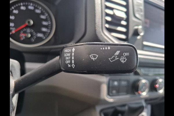 Volkswagen Crafter 35 2.0TDI L3H3 3-Persoons Camera Navi Cruise Control Voorruitverwarming Pdc DAB+ Bluetooth Airco Highline Betonplex vloer Wandbetimmering Schuifdeur Regen-Lichtsensor 2.500KG Trekgewicht Origineel Nederlandse Auto