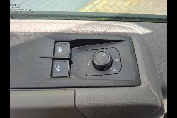 Volkswagen Crafter 35 2.0TDI L3H3 3-Persoons Camera Navi Cruise Control Voorruitverwarming Pdc DAB+ Bluetooth Airco Highline Betonplex vloer Wandbetimmering Schuifdeur Regen-Lichtsensor 2.500KG Trekgewicht Origineel Nederlandse Auto