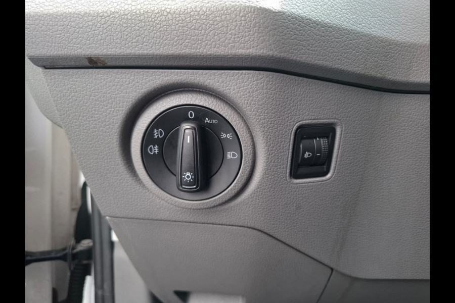Volkswagen Crafter 35 2.0TDI L3H3 3-Persoons Camera Navi Cruise Control Voorruitverwarming Pdc DAB+ Bluetooth Airco Highline Betonplex vloer Wandbetimmering Schuifdeur Regen-Lichtsensor 2.500KG Trekgewicht Origineel Nederlandse Auto