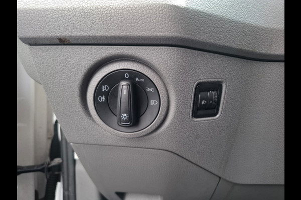 Volkswagen Crafter 35 2.0TDI L3H3 3-Persoons Camera Navi Cruise Control Voorruitverwarming Pdc DAB+ Bluetooth Airco Highline Betonplex vloer Wandbetimmering Schuifdeur Regen-Lichtsensor 2.500KG Trekgewicht Origineel Nederlandse Auto