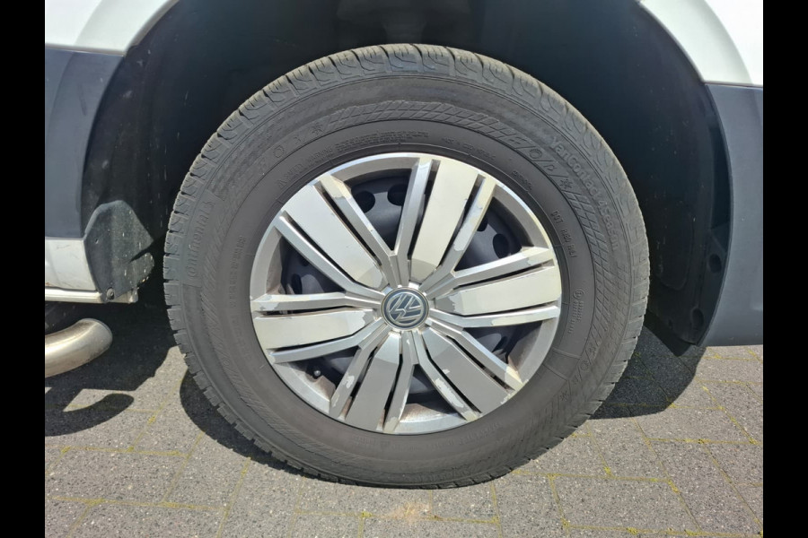 Volkswagen Crafter 35 2.0TDI L3H3 3-Persoons Camera Navi Cruise Control Voorruitverwarming Pdc DAB+ Bluetooth Airco Highline Betonplex vloer Wandbetimmering Schuifdeur Regen-Lichtsensor 2.500KG Trekgewicht Origineel Nederlandse Auto