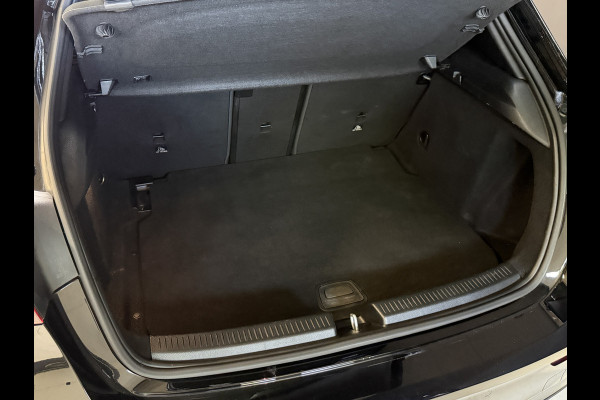 Mercedes-Benz A-Klasse 180 Business Solution AMG | Sfeerverlichting | Leder | Stoelverwarming