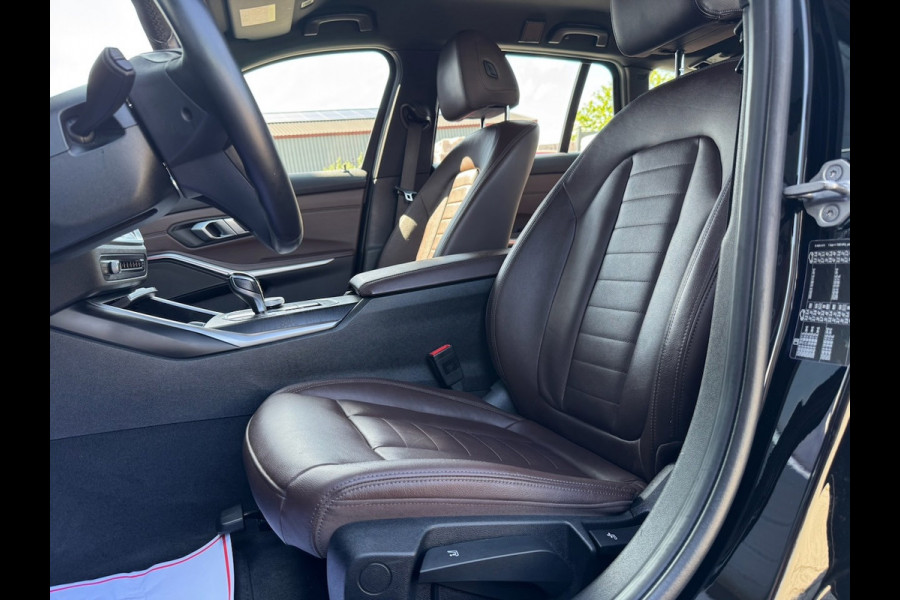 BMW 3 Serie Touring 318d High Executive | Navi Prof | HK Audio | 18 inch | Leder | LED | Stoelverw. | CarPlay | 3-zone Clima | PDC