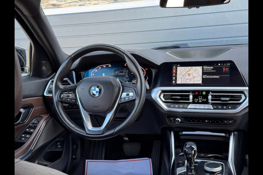BMW 3 Serie Touring 318d High Executive | Navi Prof | HK Audio | 18 inch | Leder | LED | Stoelverw. | CarPlay | 3-zone Clima | PDC