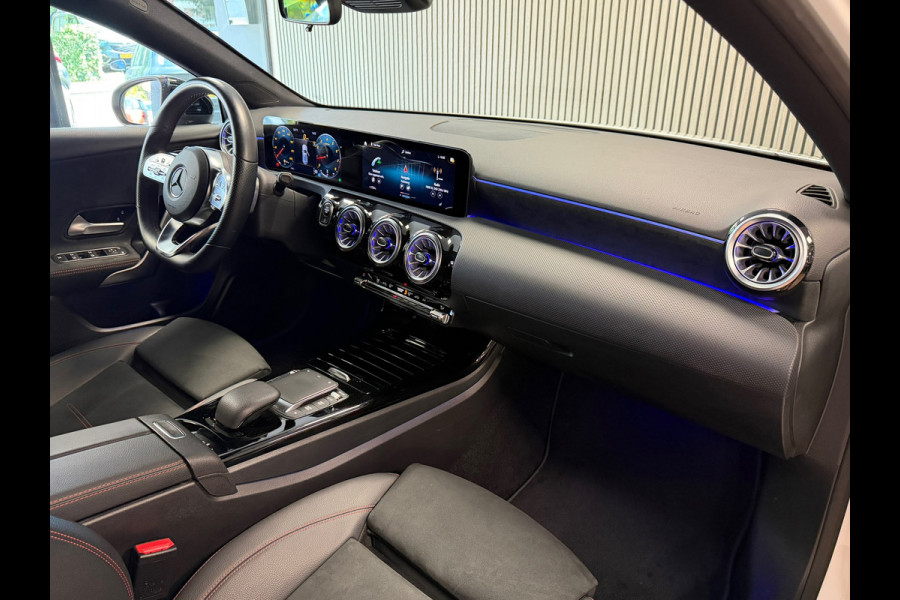 Mercedes-Benz A-Klasse 180 Business Solution AMG AUT. CAMERA NAVI APPLE CARPLAY SFEERVERLICHTING PDC STOELVERWARMING CRUISECONTROL