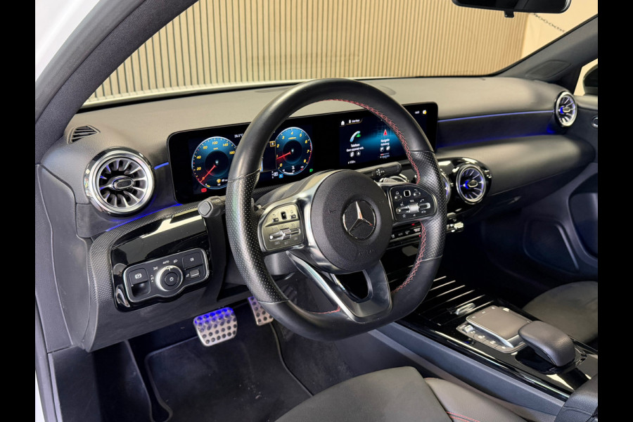 Mercedes-Benz A-Klasse 180 Business Solution AMG AUT. CAMERA NAVI APPLE CARPLAY SFEERVERLICHTING PDC STOELVERWARMING CRUISECONTROL