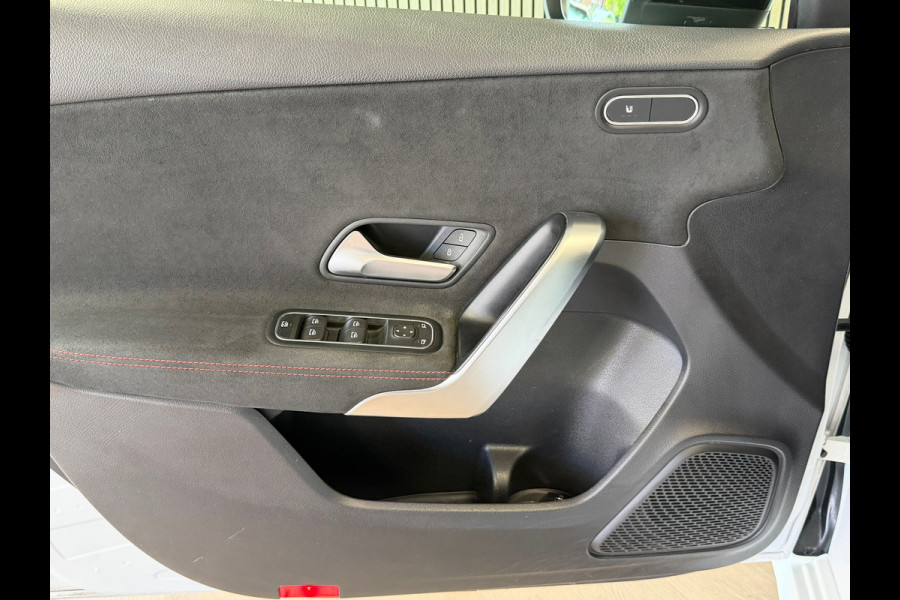 Mercedes-Benz A-Klasse 180 Business Solution AMG AUT. CAMERA NAVI APPLE CARPLAY SFEERVERLICHTING PDC STOELVERWARMING CRUISECONTROL
