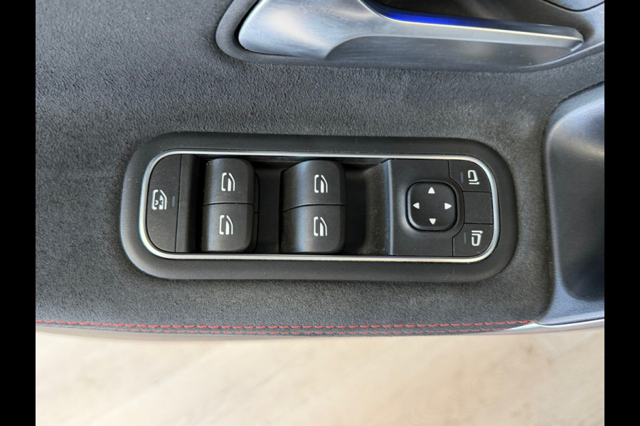 Mercedes-Benz A-Klasse 180 Business Solution AMG AUT. CAMERA NAVI APPLE CARPLAY SFEERVERLICHTING PDC STOELVERWARMING CRUISECONTROL