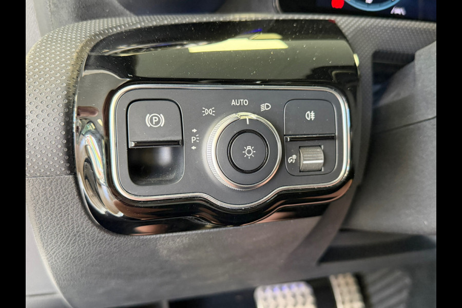 Mercedes-Benz A-Klasse 180 Business Solution AMG AUT. CAMERA NAVI APPLE CARPLAY SFEERVERLICHTING PDC STOELVERWARMING CRUISECONTROL