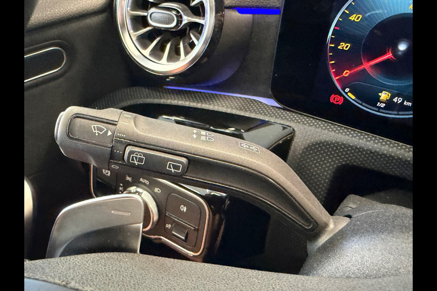 Mercedes-Benz A-Klasse 180 Business Solution AMG AUT. CAMERA NAVI APPLE CARPLAY SFEERVERLICHTING PDC STOELVERWARMING CRUISECONTROL