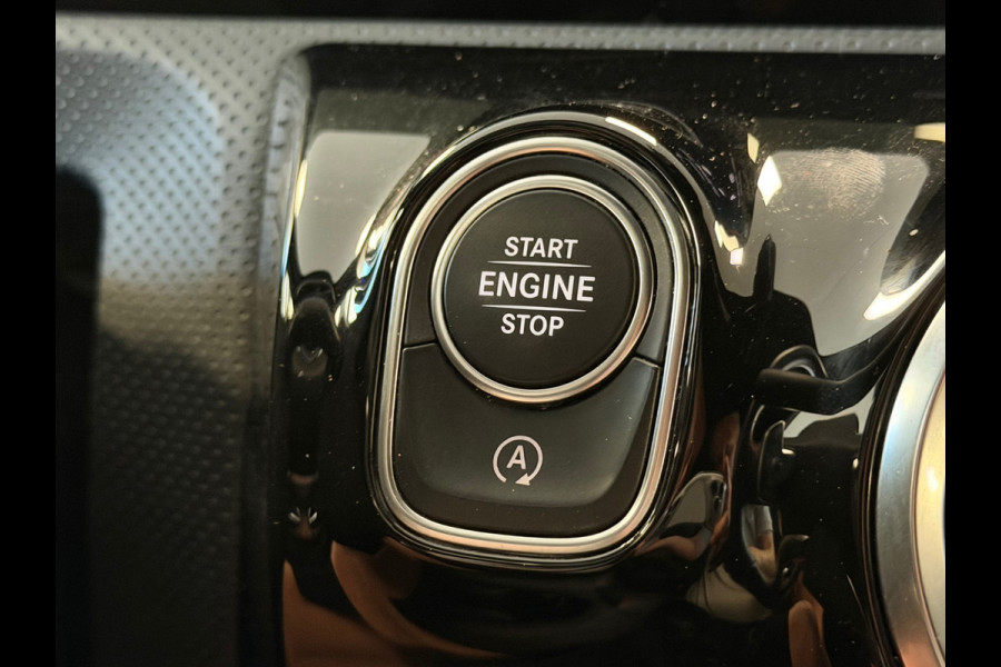 Mercedes-Benz A-Klasse 180 Business Solution AMG AUT. CAMERA NAVI APPLE CARPLAY SFEERVERLICHTING PDC STOELVERWARMING CRUISECONTROL