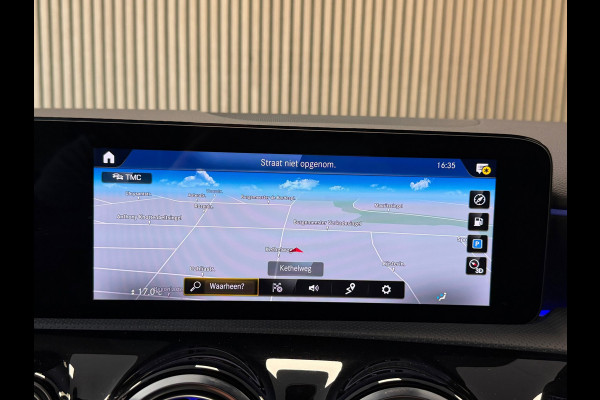 Mercedes-Benz A-Klasse 180 Business Solution AMG AUT. CAMERA NAVI APPLE CARPLAY SFEERVERLICHTING PDC STOELVERWARMING CRUISECONTROL