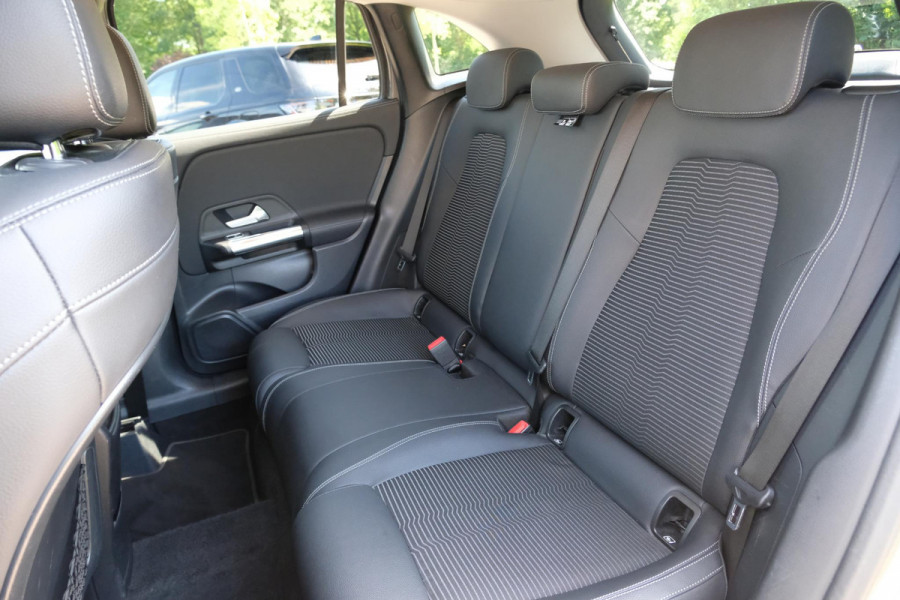 Mercedes-Benz GLA 200 Business Solution 163 PK | Trekhaak Afneembaar | All-Season Banden | Stoelverwarming | Navigatie | LMV 19''