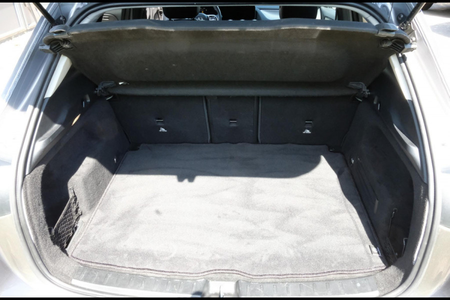 Mercedes-Benz GLA 200 Business Solution 163 PK | Trekhaak Afneembaar | All-Season Banden | Stoelverwarming | Navigatie | LMV 19''